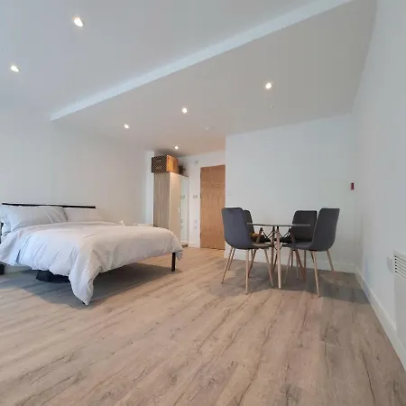 Stylish Converted Ground Floor Studio -